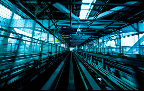 城市铁路隧道列车前方的景象与温和运动模糊蓝调过滤器交通概念和运动模糊背景抽象图片
