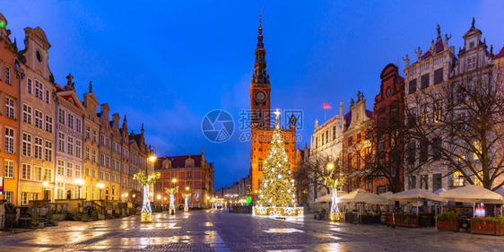 波兰格丹斯克老城长途圣诞树全景和长市街政厅的照明圣诞树全景灯光波兰格丹斯克图片