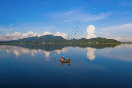 BangPraReservoir大坝内有船的渔民公园内有河流湖山谷丘位于泰国Chonburi的SriRacha山谷自然景观背图片