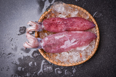 在篮子海产食品市场上冰冻的块生鱿鱼新鲜章或熟食沙拉餐厅的叉鱼新鲜度高清图片素材
