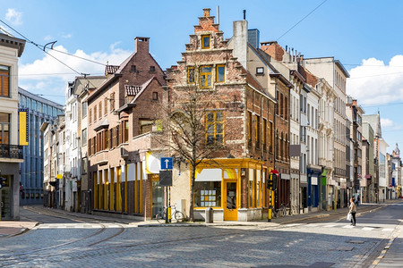 位于比利时市中心的安特卫普市Meir购物街路市风景配有电车道欧盟比利时市地标以及旅游和目的地购物中心概念图片
