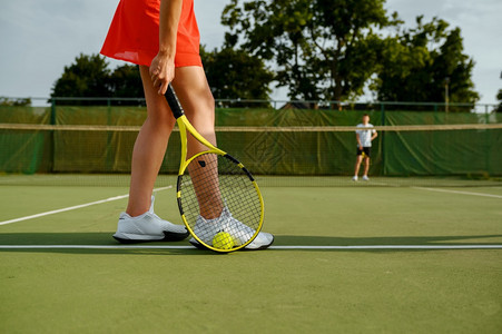 积极的健康生活方式人们玩运动游戏健身训练用斗篷网球运动员在户外法庭上玩电击游戏图片