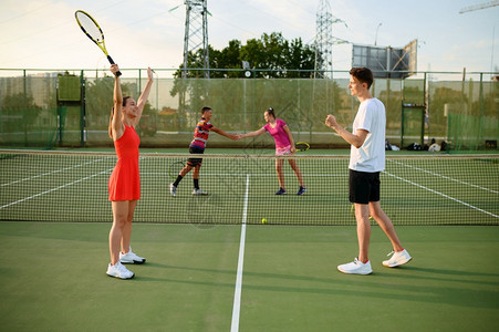 混合双网球员完成游戏户外球场积极的健康生活方式竞技和球运动健身图片