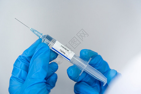 医生、科学家研究人员手戴蓝套或防护服,准备进行人类临床注射试验图片