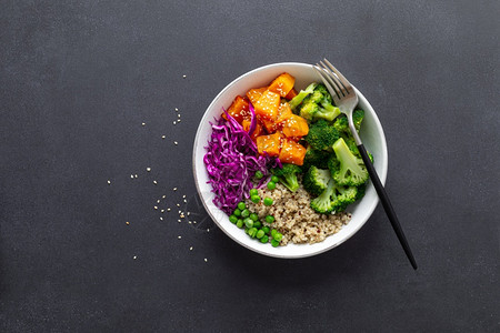 蔬菜quinoa和花椰菜午餐佛碗上面有烤果子南瓜或绿豆和红卷心菜图片