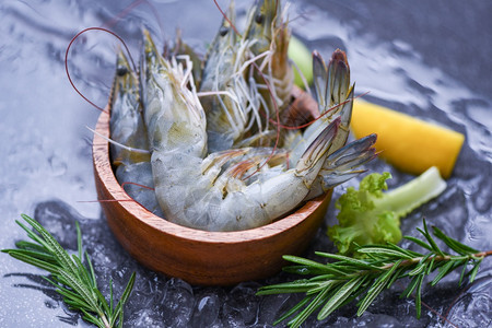 碗上新鲜虾配有迷香成分药草和料用于烹饪海产食品在餐厅冰冻的上生虾图片