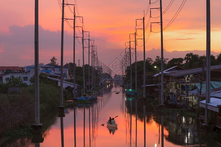 水电杆塔和缆线ChaoPhraya河在泰国曼谷日落时反映湖泊体现在能源电技术和工业概念上图片