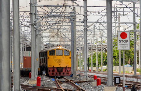 泰国当地古老的铁路火车或电与线杆塔和连接在城市的终点站图片