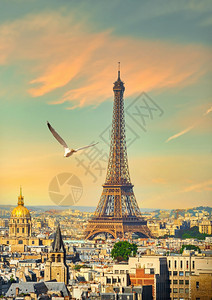 巴黎市风景与法国日落时在埃菲尔铁塔的景象图片