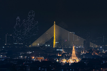 在泰国市中心区夜里在泰国首都城市曼谷天线的Rama8BridgeandTempofDawnorWatArun图片