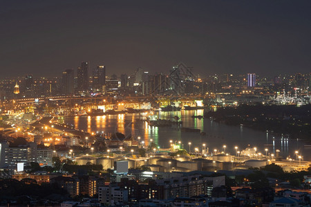 集装箱货运船在城市进出口业务和物流国际货进出口业务中的空观察夜间由起重机在泰国曼谷港运往口图片