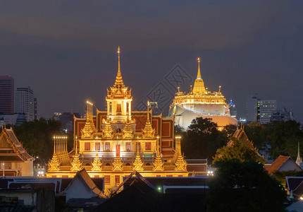 LohaPrasatWatRatchanatta和金山塔是佛教寺庙或WatSaket在泰国曼谷市区中心有摩天大楼图片