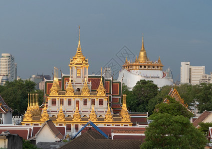 LohaPrasatWatRatchanatta和金山塔是佛教寺庙或WatSaket在泰国曼谷市区中心有摩天大楼图片