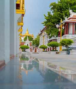 LohaPrasatWatRatchanatta和金山塔是佛教寺庙或WatSaket在泰国曼谷市区中心有摩天大楼图片