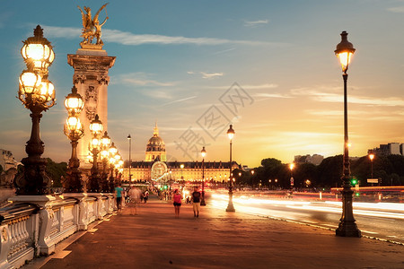 关于法国日落时分在巴黎亚历山大三世桥上的LesLesDainestes的展望图片