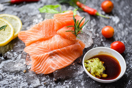Wasabi酱生鲑鱼在深底的冰药草和香料新鲜鲑鱼烹饪沙拉图片