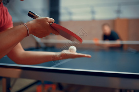 网球男女乒乓运动员在室内打桌球的男女员打的体育比赛积极的健康生活方式打网球的男女乒乓员在室内打桌球的男女员图片