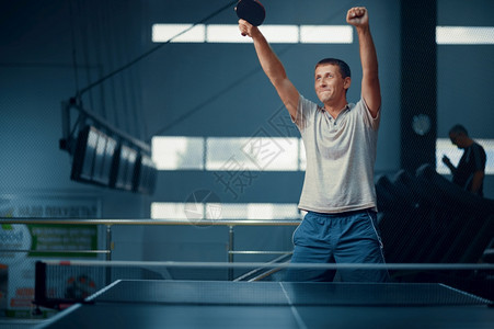 男人赢得桌球比赛乒乓运动员在室内玩桌球运动游戏与电击积极的健康生活方式图片