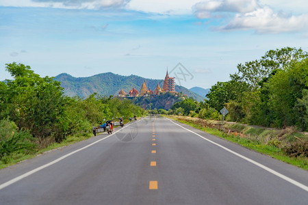 大金佛像和塔台位于泰国坎沙纳武里省的虎洞寺或ThamSueaWat路途公背景图片