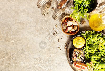 配西兰花和炸鱼块的美食图片