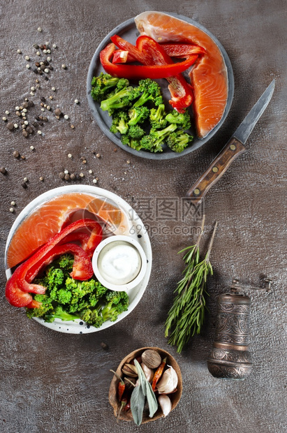 生鲑鱼食用物生鲑鱼和蔬菜图片