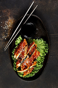 造型像鱼日本鱼烧烤或板上配有芝麻和黄酱的日本鱼背景