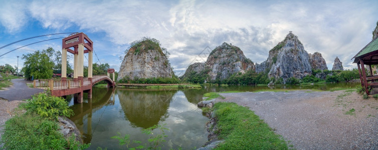 KhaoNguStone反映泰国拉恰布里日落时河湖山谷丘和热带绿树的公园旅行图片