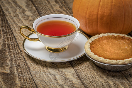 热茶和南瓜派在生锈的木头上感恩节和秋天日的概念高清图片