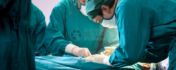 医生和护士在手术室或与其团队一起进行手术医疗外科手术概念图片