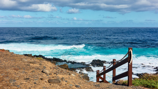 大西洋和在班牙加那利群岛特纳里费海滩的铁道小径图片