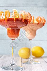 虾和鸡尾酒加新鲜柠檬图片