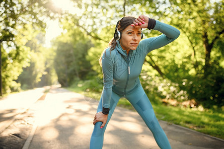 女跑者在阳光明媚的白天参加体育活动健康的生方式户外运动的慢跑者图片