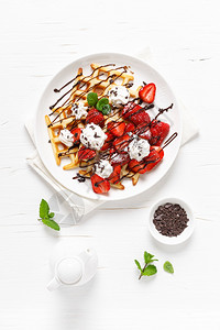 比利时华夫饼配有新鲜草莓巧克力奶油和图片