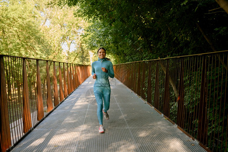 一黑到底！常规赛第6泰州连克前3夺得苏超冠军，点球大战3连胜！