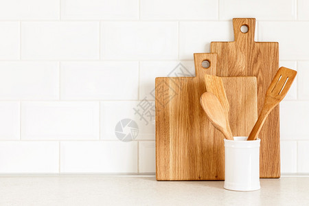 柜台烹饪背景木制和白陶瓷厨房用具家庭烹饪概念图片