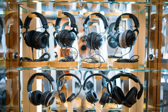 在音频商店的展示品上耳机没有人发言系统选择与耳机站在一起多媒体沙龙各组音乐设备商店图片
