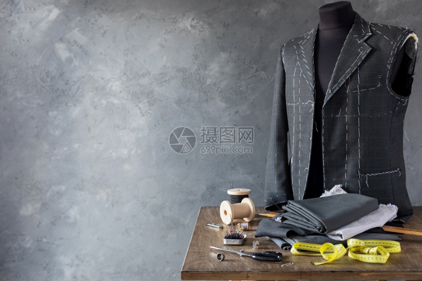 男裁缝模特和纫工具的西装外套服饰品的创造概念图片