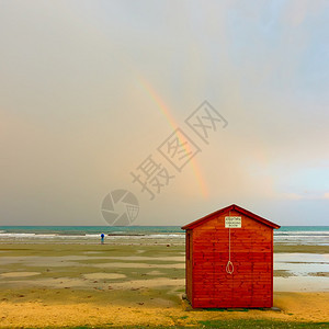 海上空滩和雨后天的彩虹塞浦路斯拉纳卡图片