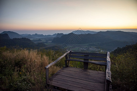 山日落或出时有木阳台观察点的风景图片