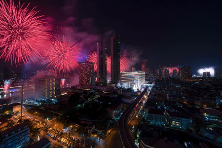 城市烟花新年烟火节活动快乐圣像暹罗泰国曼谷市中心天线的空景象亚洲智能城市的金融区和商业中心夜里天梯大楼背景