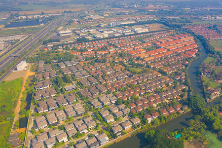 对住宅区的空中观察从上到下的城市住房开发最顶尖的视野泰国曼谷市的房地产图片