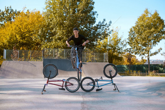 Bmx骑自行车者生活方式滑板场培训极端自行车运动危险循环街头骑车青少年在夏季公园骑自行车运动员生活方式图片