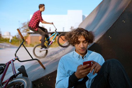 自行车运动危险循环街头骑马青少年在夏季公园骑自行车图片