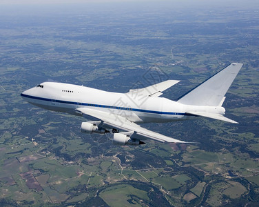 一架白色飞机在高空飞行图片