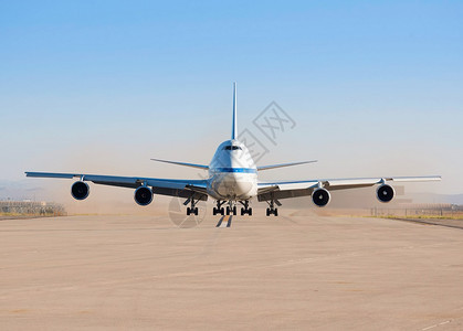 飞机在机场跑道上的准备降落停靠图片