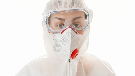 白色背景上戴着防护服和呼吸器面具的医生单独肖像图片