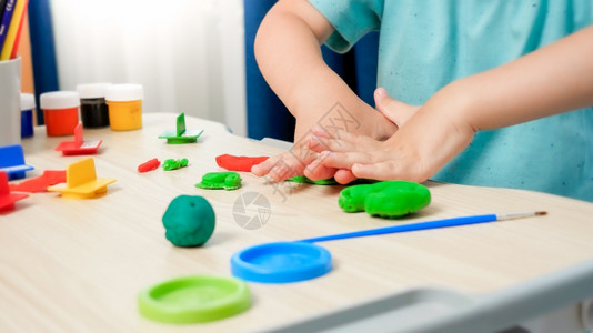 在家书桌儿童爱好在家中书桌儿童爱好使用塑料表格制作和雕塑玩具料或面粉上的儿童爱好在家中书桌儿童爱好背景图片