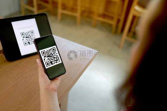 Qr代码支付E钱包妇女扫描QR在线无现金购物技术概念图片