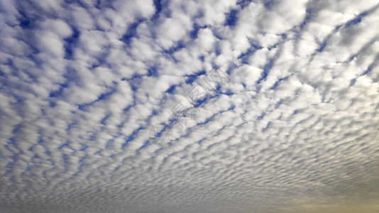 明亮的阿尔图库穆鲁云清晨的蓝天空图片