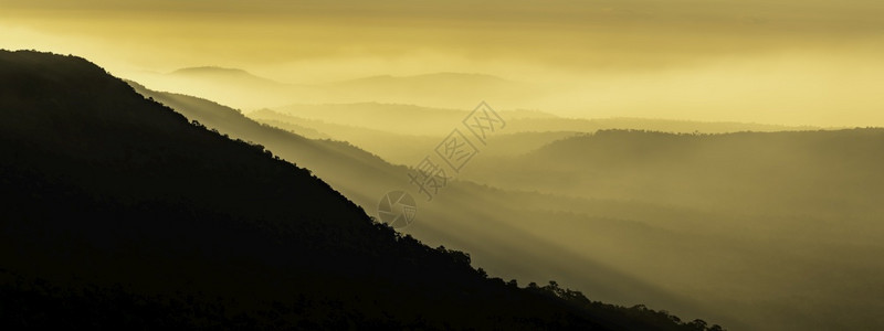 山地自然景色日出黄橙金的天空阳光图片